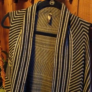 Sleeveless shawl sweater